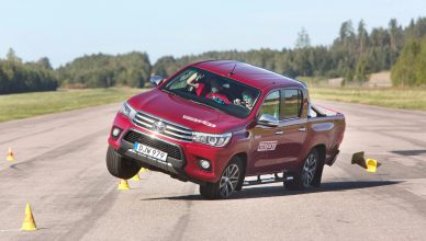 2016-toyota-hilux-moose-test-fail